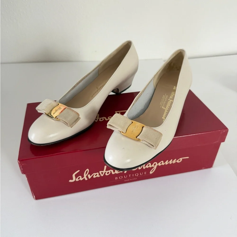 Salvatore Ferragamo Vara Bow Pumps Heel3’ Cream Gold Buckle Sz 7.5 Made In Italy - Picture 13 of 16